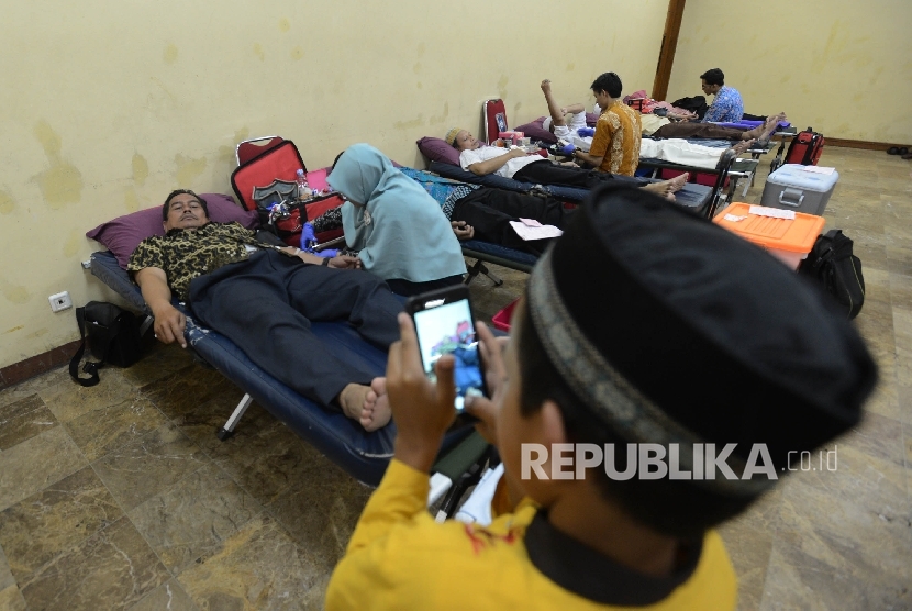 Puluhan warga mendonorkan darahnya di Masjid Agung At-tin, Jakarta Timur, Jumat (31/12). Dalam akhir tahun 2016 ini, Republika menggelar Dzikir Nasional ke-15 dengan rangkaian donor darah, republikustik, bazar, pameran buku islami, Tausyiah, talkshow cahay