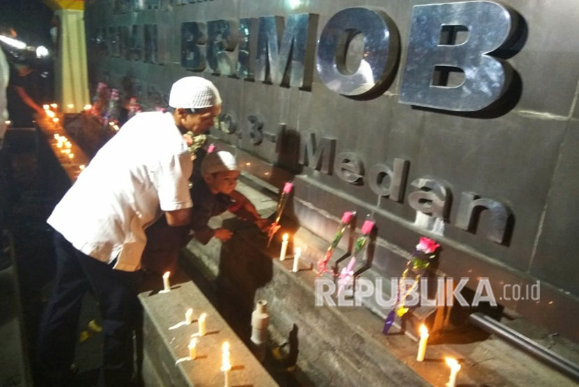 [ilustrasi] Puluhan warga menggelar aksi menyalakan lilin untuk menunjukkan rasa belasungkawa pasca kerusuhan di Mako Brimob, Kelapa Dua, Depok, Selasa (8/5) lalu. Aksi digelar di di depan Mako Brimob Polda Sumut, Jl Wahid Hasyim, Medan, Kamis (10/5) malam.