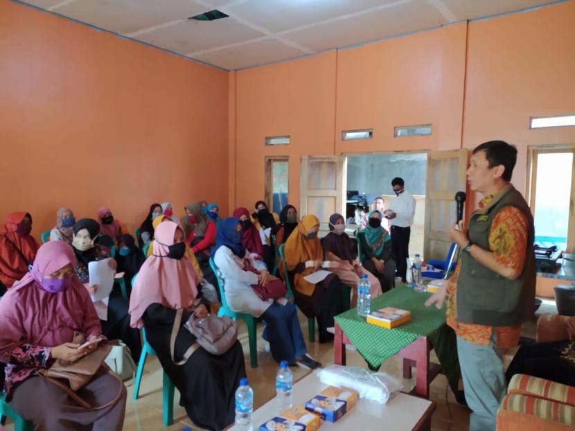 Puluhan warga mengikuti lelatihan pengolahan ikan yang digelar di Gedung Rumah Ilmu di Kecamatan Surade, Kabupaten Sukabumi sejak Rabu (12/8) lalu.