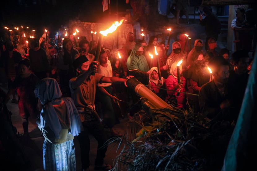 Puluhan warga mengikuti pawai obor di Kaki Gunung Manglayang, Cileunyi, Kabupaten Bandung, Jawa Barat, Rabu (19/8/2020). Pawai obor tersebut digelar dalam rangka menyambut Tahun Baru Islam, 1 Muharram 1442 Hijriyah.