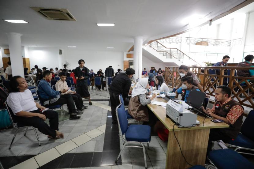Puluhan Warga Negara Indonesia (WNI) asal Jawa Tengah dipulangkan kembali ke daerah asalnya imbas terjadinya perang Sudan. Mereka kini sedang beristirahat di asrama haji, Jakarta Timur. 