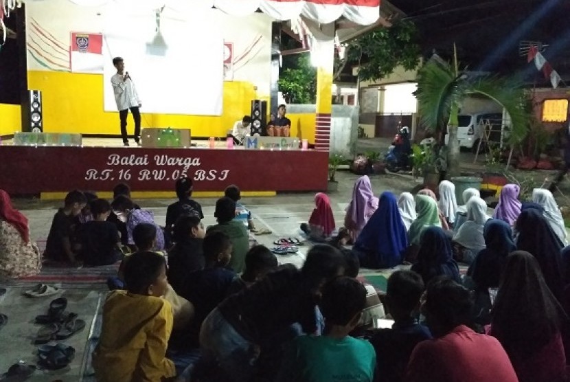 Puluhan warga Perumahan Bukit Sawangan Indah, Bojongsari, Depok menggelar nonton bareng film bertema hijrah menyambut Tahun Baru Islam 1 Muharram 1439 H, Jumat (22/9)