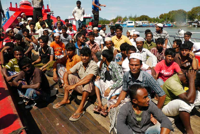  Puluhan warga Rohingya yang terdampar di Pulau Aceh, Kabupaten Aceh Besar, Aceh, tiba di pelabuhan Lampulo Banda Aceh, Senin (8/4). (Antara/Ampelsa)