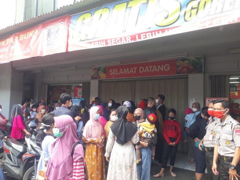 Puluhan warga sedang menunggu salah satu supermarket di Kabupaten Bandung yang masih tutup, Ahad (6/3/2022) pagi. Mereka sengaja datang sebelum supermarket buka agar bisa membeli minyak goreng.