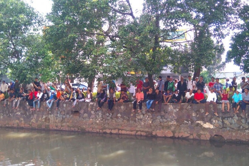 Puluhan warga yang menyaksikan demo di depan eks-PN Jakarta Pusat ikut berteriak 'Tangkap Ahok', Jakarta, Selasa (20/12). 