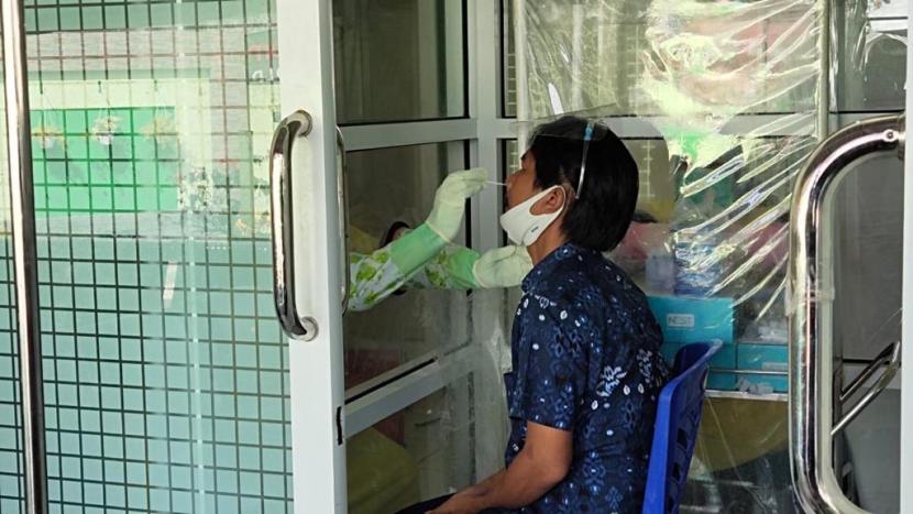 Puluhan warga di Kota Padang ikuti tes swab di Puskesmas Andalas. Sebanyak 9.583 warga Padang, Sumatera Barat, dinyatakan sembuh dari Corona Virus Disease 2019 (COVID-19) hingga 27 November 2020.