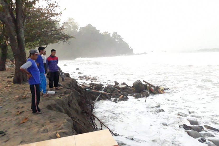 Pantai Cisolok, Kabupaten Sukabumi rusak diterjang gelombang tinggi. Di wilayah pantai ini dikabarkan adanya penampakan benda mirip kapal karam.  