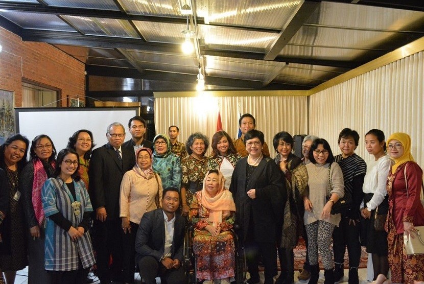 Puluhan WNI dan diaspora berdialog dengan Shinta Nuriyah Abdurrahman Wahid dan Nurmala Kartini Panjaitan Sjahrir seorang ahli antropologi Indonesia di Wisma Duta RI Kopenhagen.  
