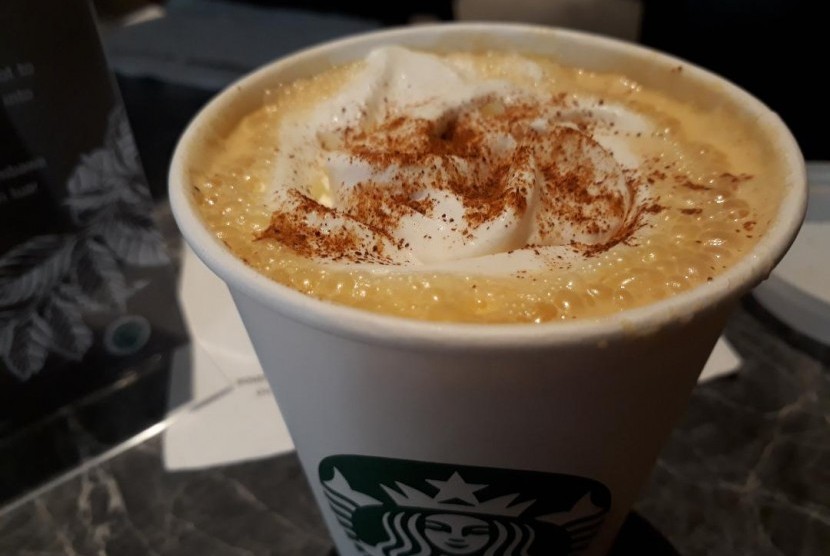 Pumpkin spice latte terbuat dari paduan espresso dan susu dengan cita rasa khas labu, kayu manis, pala, dan cengkih. Minuman kopi di Starbucks ini biasa dijual berbarengan dengan dimulainya awal musim gugur.