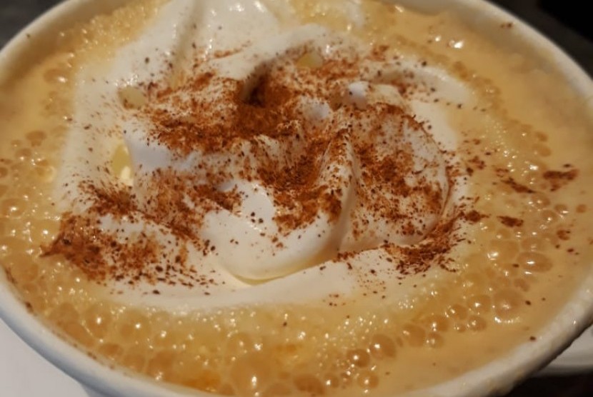 Pumpkin spice latte, minuman es kopi ikonik Starbucks. Pecinta kopi membagikan resep tiruannya di TikTok.