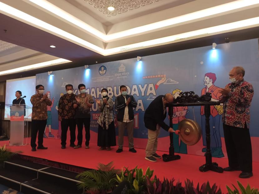 Puncak acara Kemah Budaya Kaum Muda (KBKM) 2021 yang diselengarakan Kementerian Pendidikan, Kebudayaan, Riset dan Teknologi (Kemendikbudristek) resmi dibuka di Hotel Atlet Century, Jakarta, pada Senin 29 November 2021.