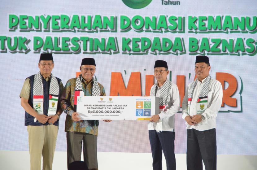 Puncak Acara milad Baznas (Bazis) Provinsi DKI Jakarta ke-55 Tahun diselenggarakan Selasa (5/12/2023). Baznas Bazis menyerahkan bantuan kemanusiaan Palestina sebesar Rp 3 miliar.