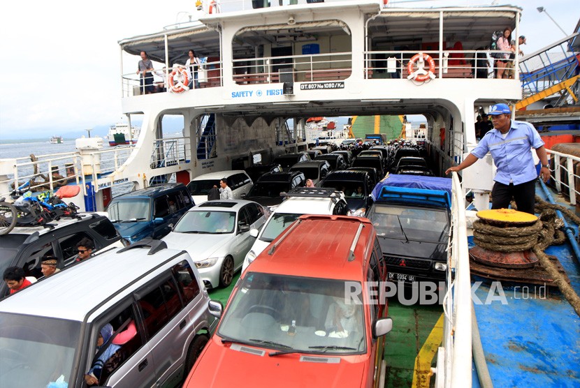 Puncak Arus Mudik Nyepi. Kendaraan berada di atas kapal di Pelabuhan Ketapang, Banyuwangi, Jawa Timur, Rabu (6/3/2019). 
