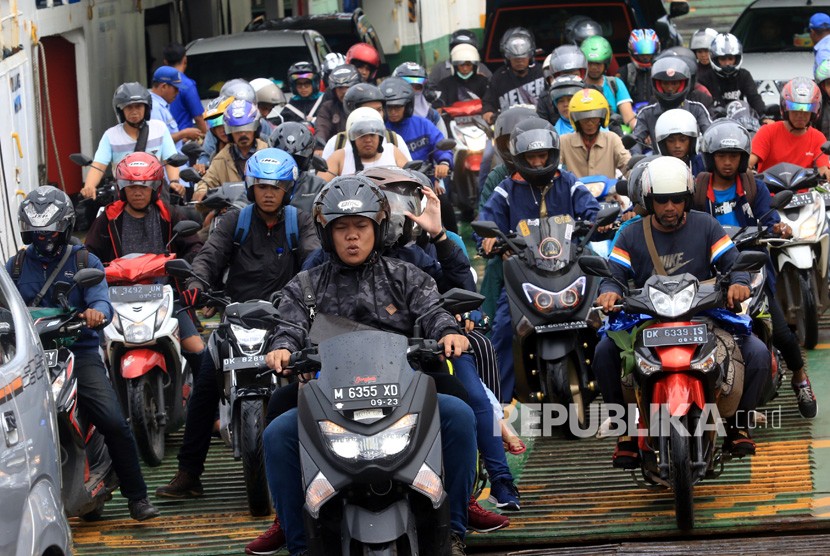 Puncak Arus Mudik Nyepi. Kendaraan keluar dari kapal di Pelabuhan Ketapang, Banyuwangi, Jawa Timur, Rabu (6/3/2019). 