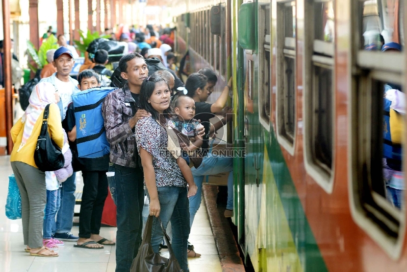 Calon penumpang memasuki kereta api Matarmaja jurusan Malang.