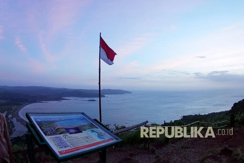 Puncak Darma di kawasan Geopark Ciletuh.