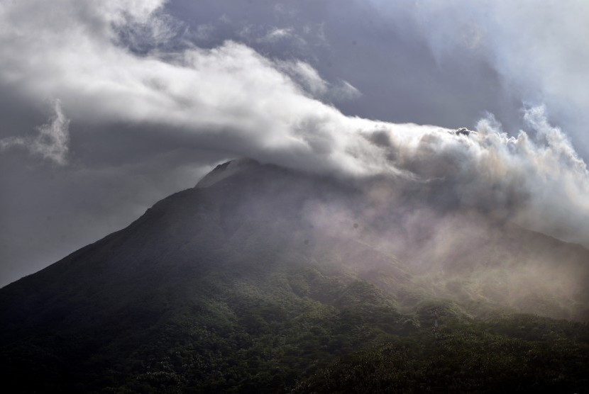 Puncak gunung api Karangetang terpantau dari laut bagian barat Pulau Siau, Kabupaten Kepulauan Sitaro, Sulawesi Utara. (ilustrasi)