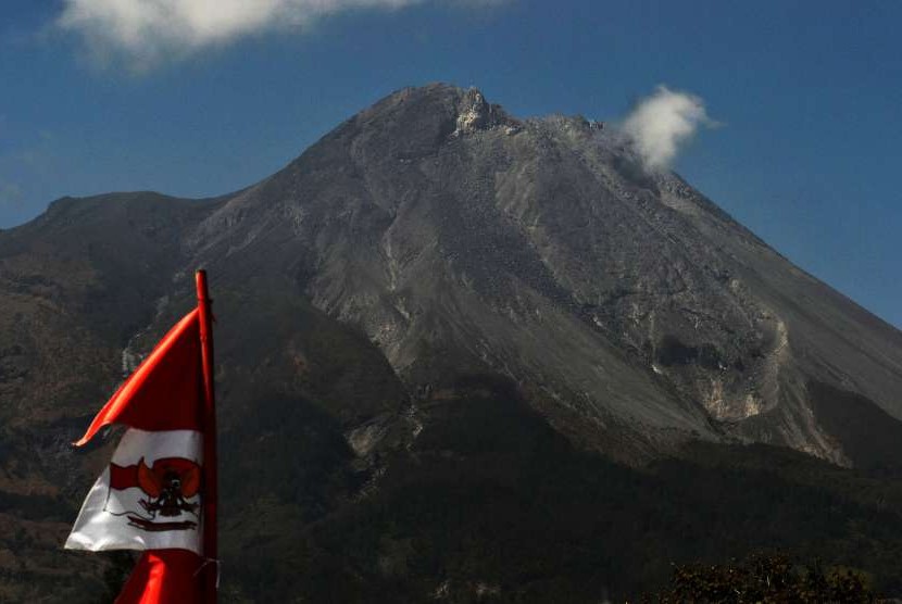 Puncak gunung Merapi difoto dari kawasan Wonolelo, Sawangan, Magelang, Jateng, Kamis (23/8). 