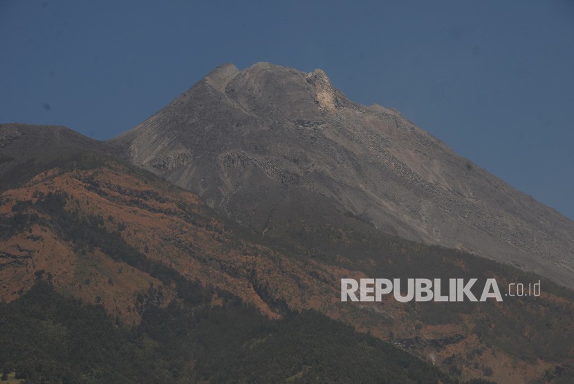 Puncak Gunung Merapi terlihat dari kawasan Selo, Boyolali, Jawa Tengah, Jumat (30/8/2019). 