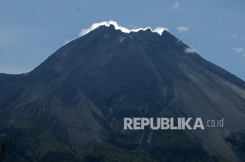 Puncak Gunung Merapi yang mengeluarkan asap putih terlihat dari wilayah Tlogolele, Selo, Boyolali, Jawa Tengah, Selasa (8/12/2020). Berdasarkan data pengamatan Balai Penyelidikan dan Pengembangan Teknologi Kebencanaan Geologi (BPPTKG) periode (7/12/2020) jumlah kegempaan guguran 49, fase banyak 192, vulkanik dangkal 23, hembusan 29, tektonik satu, serta laju deformasi Gunung Merapi EDM Babadan sebesar 11 cm per hari. 