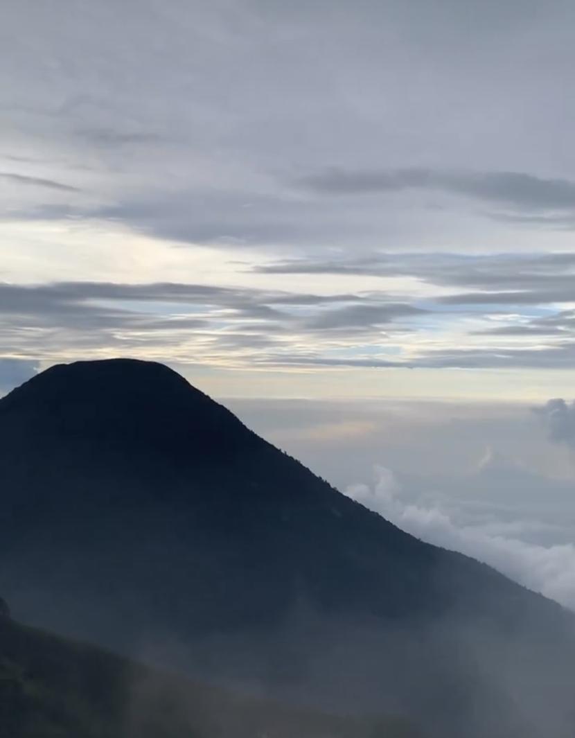 Puncak Gunung Gede Pangrango (ilustrasi). Allah SWT menciptakan semua makhluk termasuk gunung untuk beribadah 