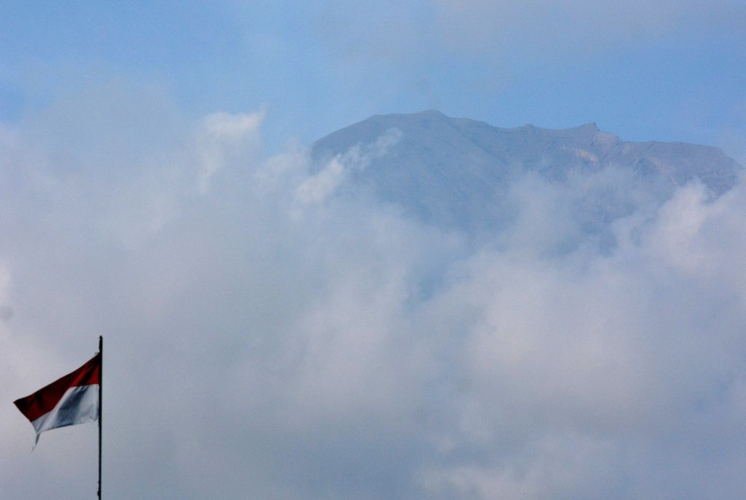Puncak kawah Gunung Agung terlihat dari Pos Pengamatan Gunung Agung Desa Rendang, Karangasem, Bali, Rabu (27/9).