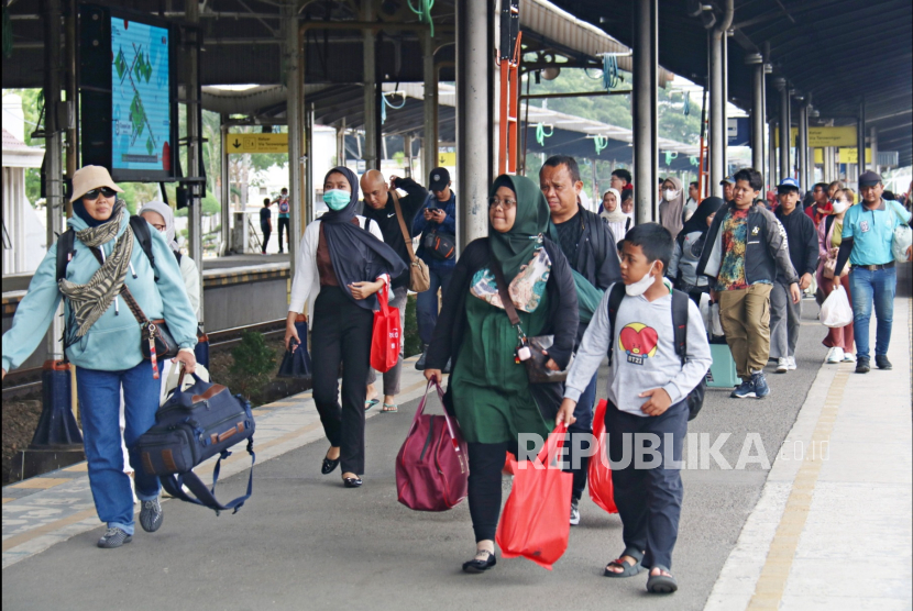 Puncak mudik libur Nataru, ribuan penumpang tiba di stasiun  Daop 3 Cirebon. 