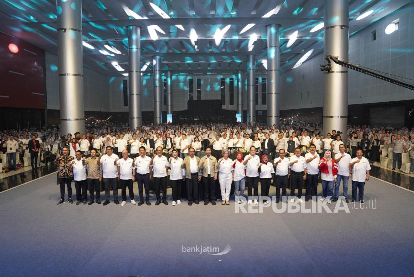 Puncak peringatan Hari Ulang Tahun PT Bank Pembangunan Daerah Jawa Timur tbk (Bank Jatim) berlangsung meriah. Kegiatan yang dilaksanakan di Grand City Surabaya pada Jumat (22/8/2025) malam itu dihadiri oleh Wakil Gubernur Jawa Timur Emil Elestianto Dardak, jajaran dewan komisaris Bank Jatim, jajaran direksi Bank Jatim, seluruh Jatimers, serta banyak tamu VIP lainnya.