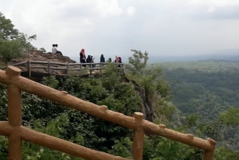 Puncak Taman Buah Mangunan