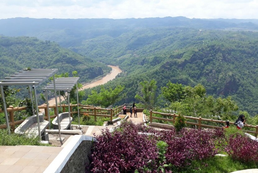 Puncak Taman Buah Mangunan menampilkan pemandangan Parangtritis, lekukan Sungai Oya, dan keindahan alam Bantul.