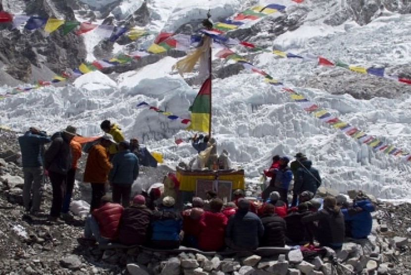 Puncak tertinggi di dunia, Mount Everest.