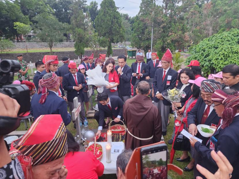  Punguan Simbolon dohot Boruna Indonesia (PSBI) yang ke-17, Ketua umum PSBI Effendi MS Simbolon beserta jajaran pengurus PSBI lainnya melakukan ziarah ke Taman Makam Pahlawan Nasional Utama (TMPNU) di Kalibata, Jakarta selatan.