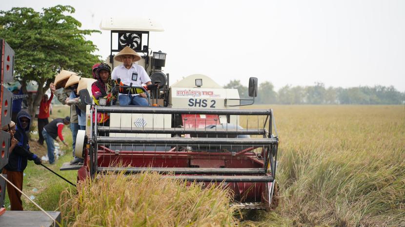 Pupuk Indonesia membantu petani dengan penerapan teknologi pertanian presisi.