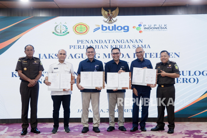 Pupuk Indonesia menandatangani perjanjian kerja sama dengan Kejaksaan Agung untuk mengelola lahan rampasan menjadi lahan budi daya padi. 