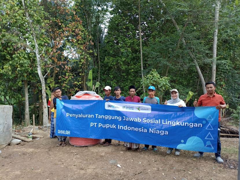 Pupuk Indonesia Niaga melalui kegiatan Tanggung Jawab Sosial dan Lingkungan (TJSL), memberikan bantuan air bersih bagi warga yang terdampak utamanya di Desa Bangunjaya dan Desa Ciomas Kabupaten Bogor