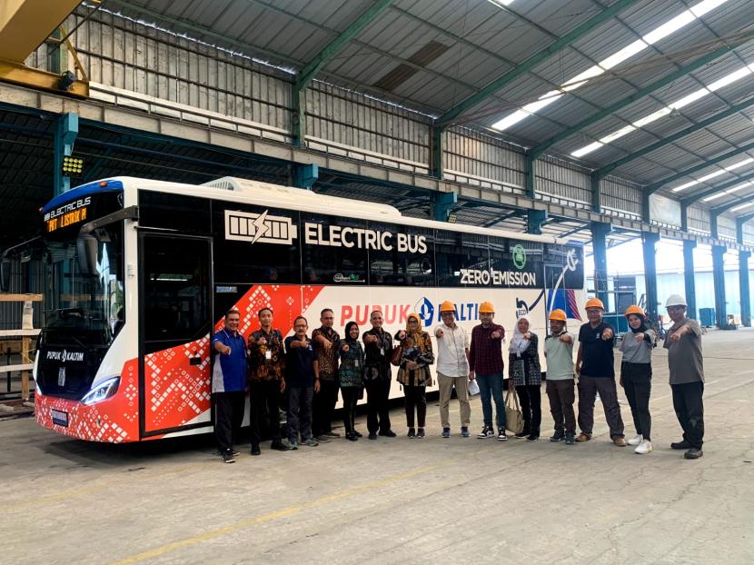 Pupuk Kaltim menambah unit transportasi operasional menggunakan bus listrik.