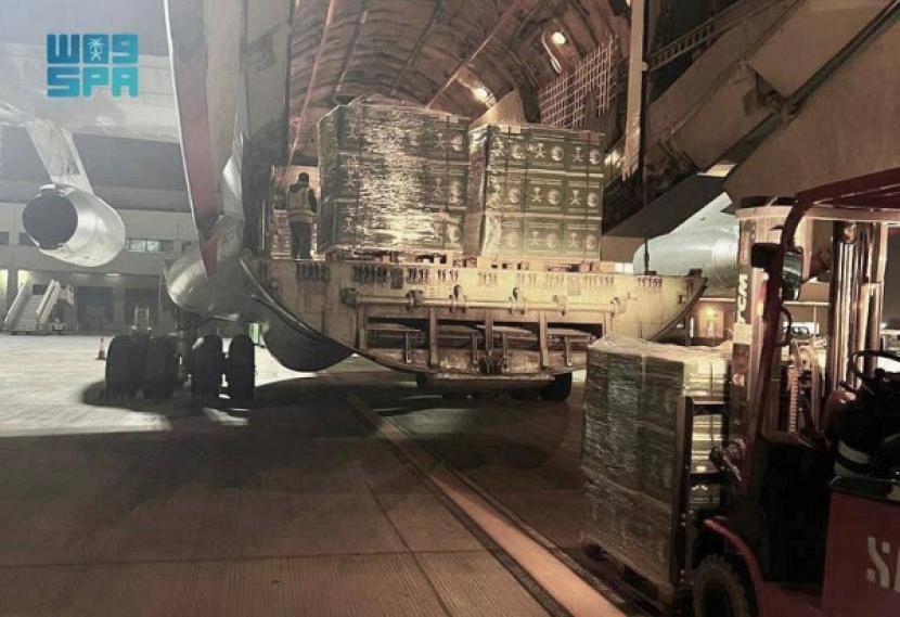 Arab Saudi Kirim Dua Pesawat Bantuan Makanan untuk Afghanistan. Pusat Bantuan dan Bantuan Kemanusiaan Raja Salman (KSrelief) Arab Saudi telah mengirim dua pesawat bantuan ke Afghanistan. Pesawat tersebut membawa 1.647 keranjang makanan dan 192 tas penampungan dengan berat lebih dari 65 ton.