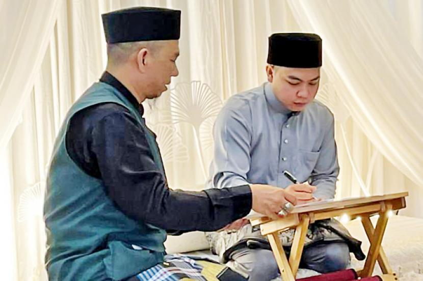 Pusat Dakwah Islam Belait, Brunei Darussalam membimbing seorang mualaf asal Filipina.