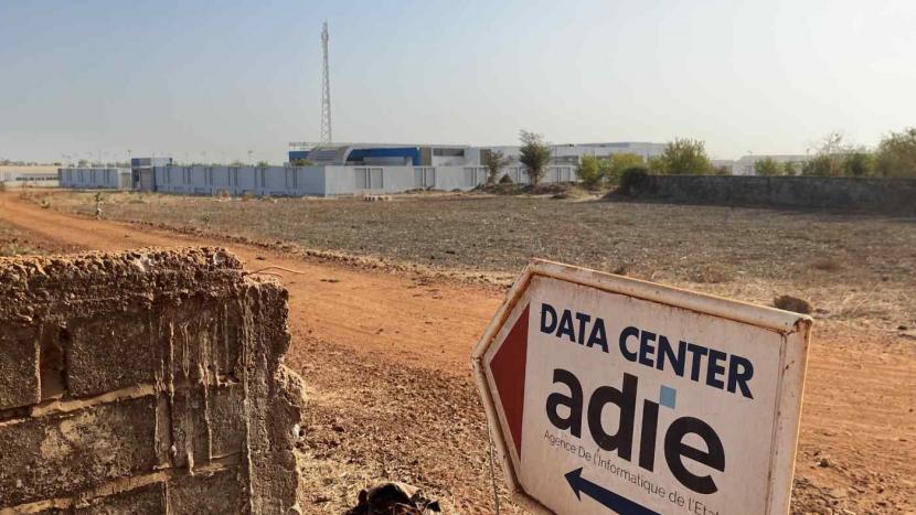 Pusat data pemerintah Senegal di Diamniadio adalah proyek bersama dengan China, dengan server yang disediakan oleh Huawei Technologies.