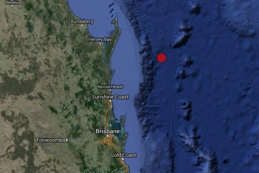 Pusat gempa ditunjukkan pada titik merah di lepas pantai Queensland.