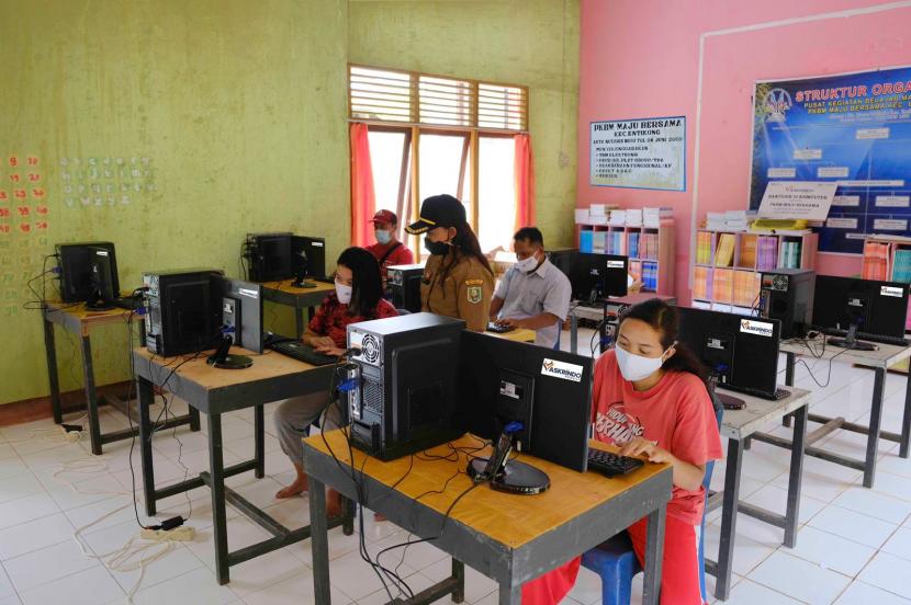 Pusat Kegiatan Belajar Masyarakat (PKBM) di Melawi, Kalimantan Barat.