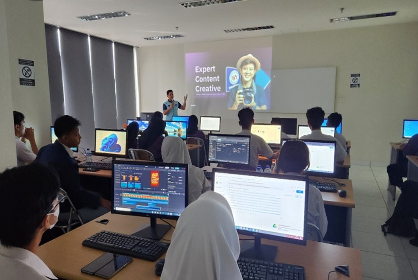 Pusat Pelatihan dan Pengembangan Pendidikan (P4) Jakarta Barat menggelar pelatihan selama 5 hari yakni Senin-Selasa, 29-30 April 2024, Kamis-Jumat, 2-3 Mei 2024 dan Senin 6 Mei 2024. Pelatihan ini berkolaborasi dengan Kampus Digital Kreatif Universitas BSI (Bina Sarana Informatika). Hadir sebagai narasumber pada Selasa 30 April 2024, Mohamad Abi.