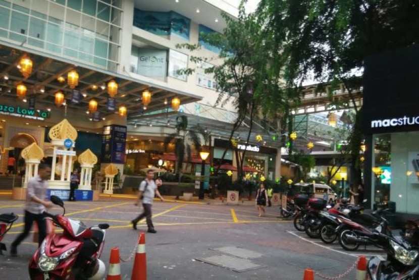 Pusat perbelanjaan Low Yat di Malaysia tampak tenang usai kerusuhan, Senin petang (13/7).