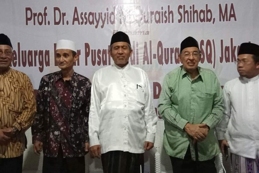 Pusat Studi Alquran (PSQ) Jakarta mengadakan kunjungan ilmiah sekaligus silaturahim ke sejumlah pesantren besar dan berpengaruh di Cirebon, akhir pekan lalu, 8-9 Januari. Kunjungan yang langsung dipimpin oleh Pendiri PSQ, M Quraish Shihab itu, berlangsung di tiga pesantren.