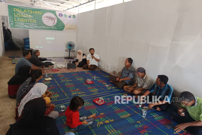 Pusat Studi Perbatasan dan Pesisir (PSPP) Universitas Muhammadiyah Jakarta (UMJ) memberikan pelatihan Budidaya dan Usaha Lobster untuk meningkatkan kewirausahaan pada kelompok nelayan Sebubus Kecamatan Paloh, Sambas, Kalimantan Barat.