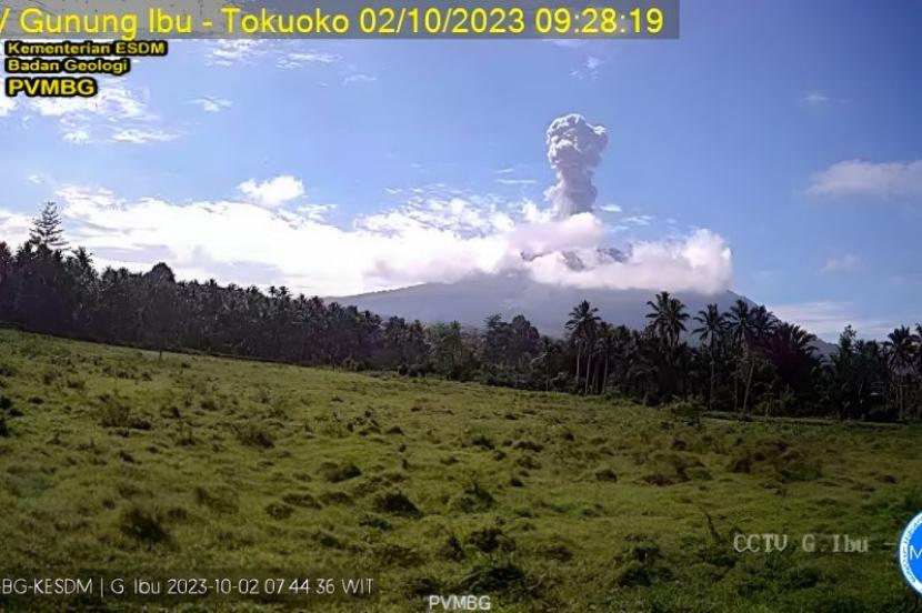 Pusat Vulkanologi dan Mitigasi Bencana Geologi merekam letusan yang meluncurkan abu vulkanik setinggi 1.200 meter di Gunung Ibu yang berlokasi di Pulau Halmahera, Provinsi Maluku Utara.
