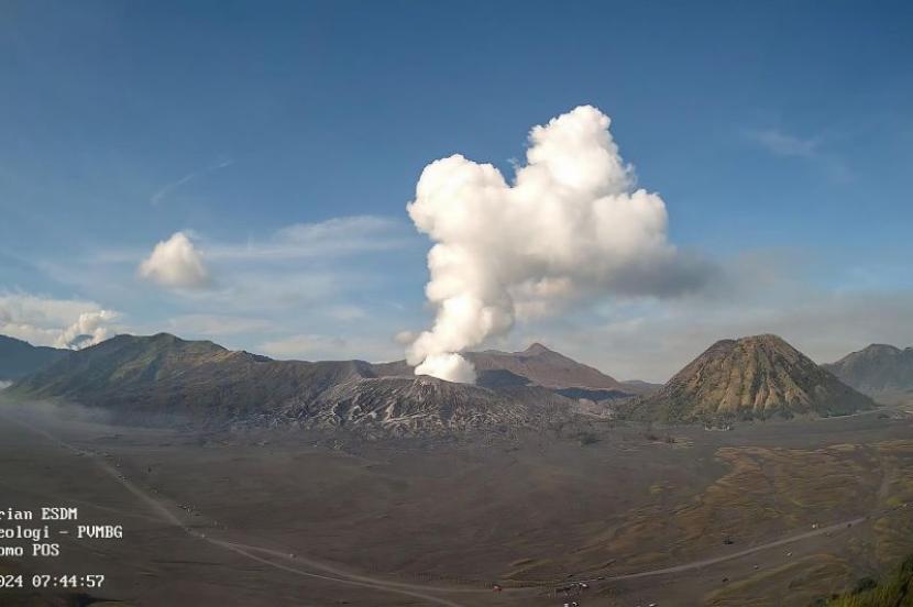Pusat Vulkanologi dan Mitigasi Bencana Geologi (PVMBG) menyampaikan bahwa asap putih tebal membubung setinggi sekitar 700 meter di atas puncak kawah Gunung Bromo di wilayah Provinsi Jawa Timur pada Selasa (9/1/2024) pukul 07.44 WIB.