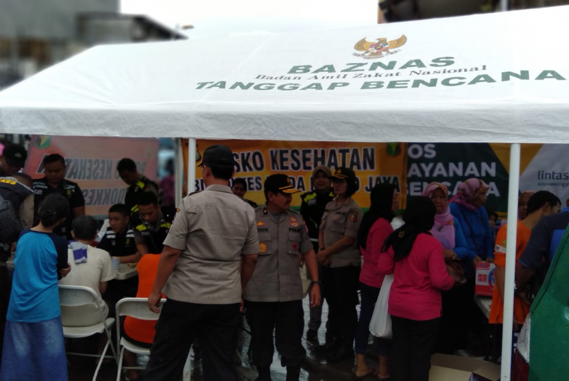 Pusdokkes Polri memberikan pelayanan kesehatan bagi korban banjir di 10 posko kesehatan yang tersebar di DKI Jakarta dan sekitarnya.