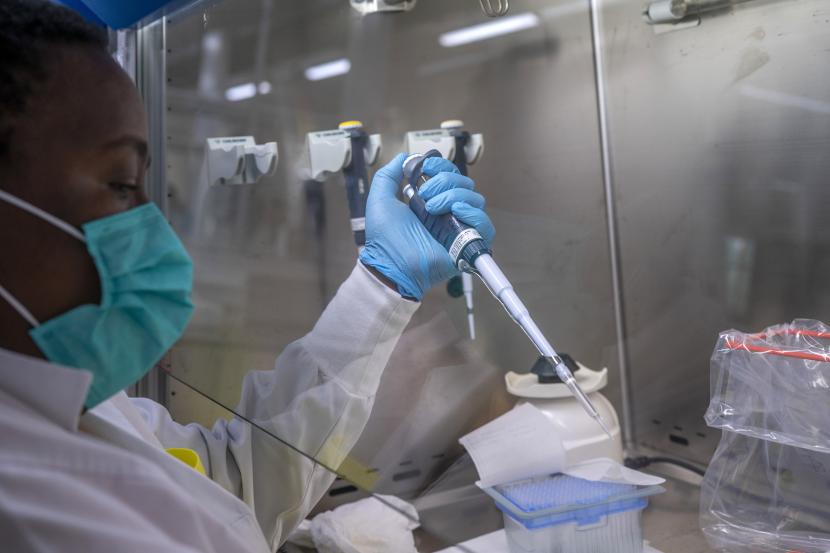 Puseletso Lesofi bersiap untuk mengurutkan sampel omicron COVID-19 di Ndlovu Research Center di Elandsdoorn, Afrika Selatan, Rabu 8 Desember 2021. 