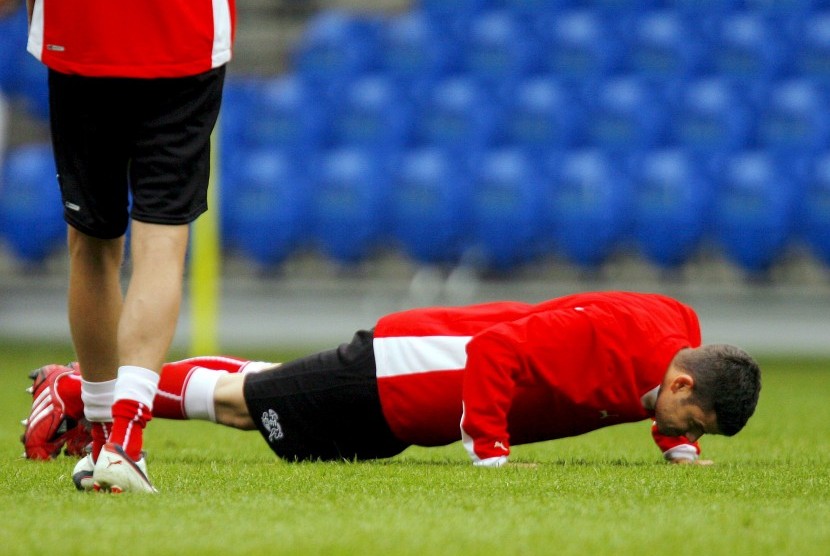 Push-up sebelum bermain bola.